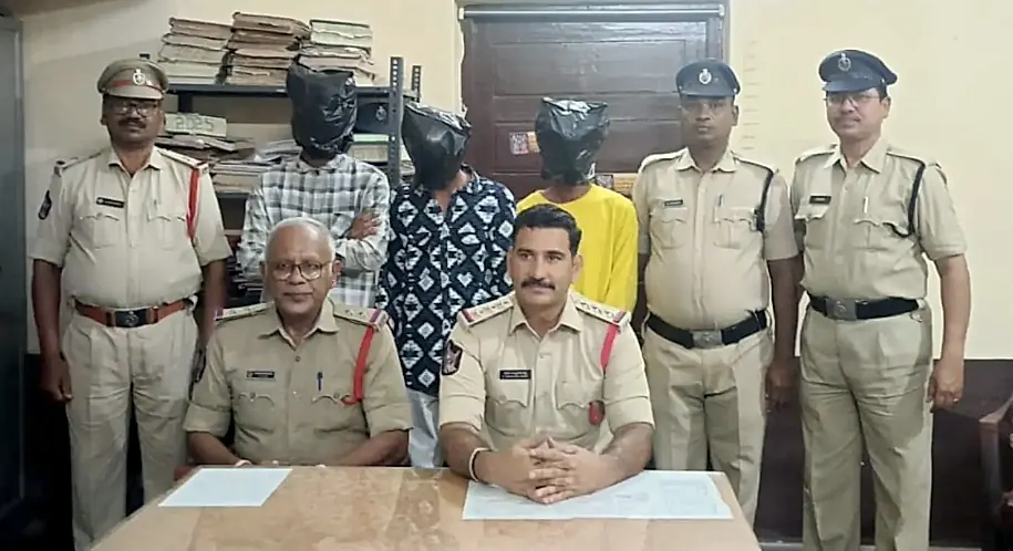 ఎర్రగుంట్లలో గంజాయి రవాణా చేస్తున్న ముగ్గురు యువకుల అరెస్ట్