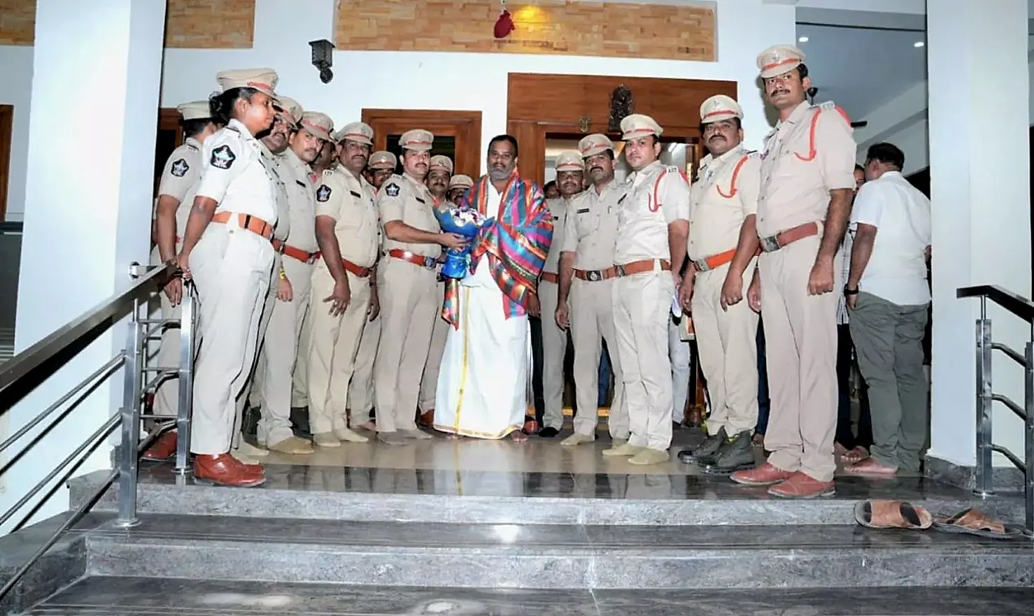 పోలీసు క్యాడర్ పునర్వర్గీకరణపై మంత్రి మండిపల్లికి అధికారుల వినతిపత్రం
