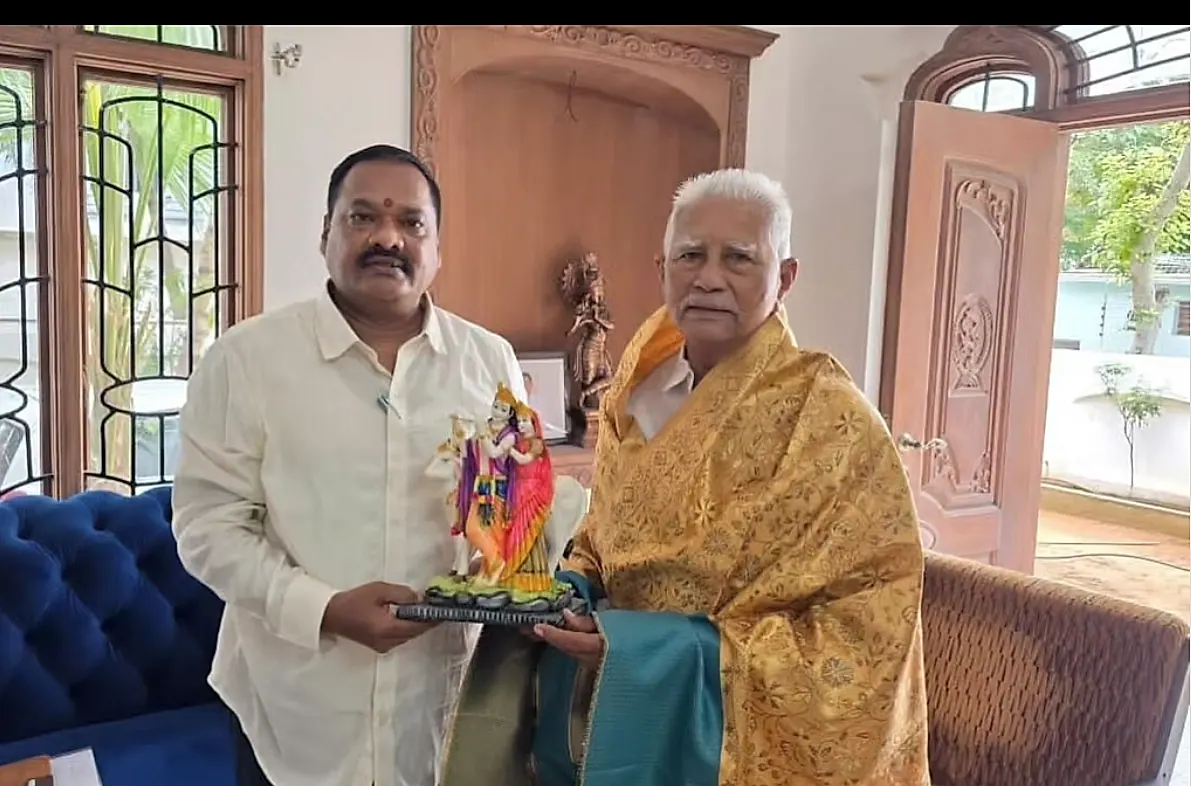 మర్యాదపూర్వకంగా ఎమ్మెల్యేను కలిసిన ప్రొద్దుటూరు నూతన మున్సిపల్ కమిషనర్  శ్రీనివాస్ విశ్వనాథ్