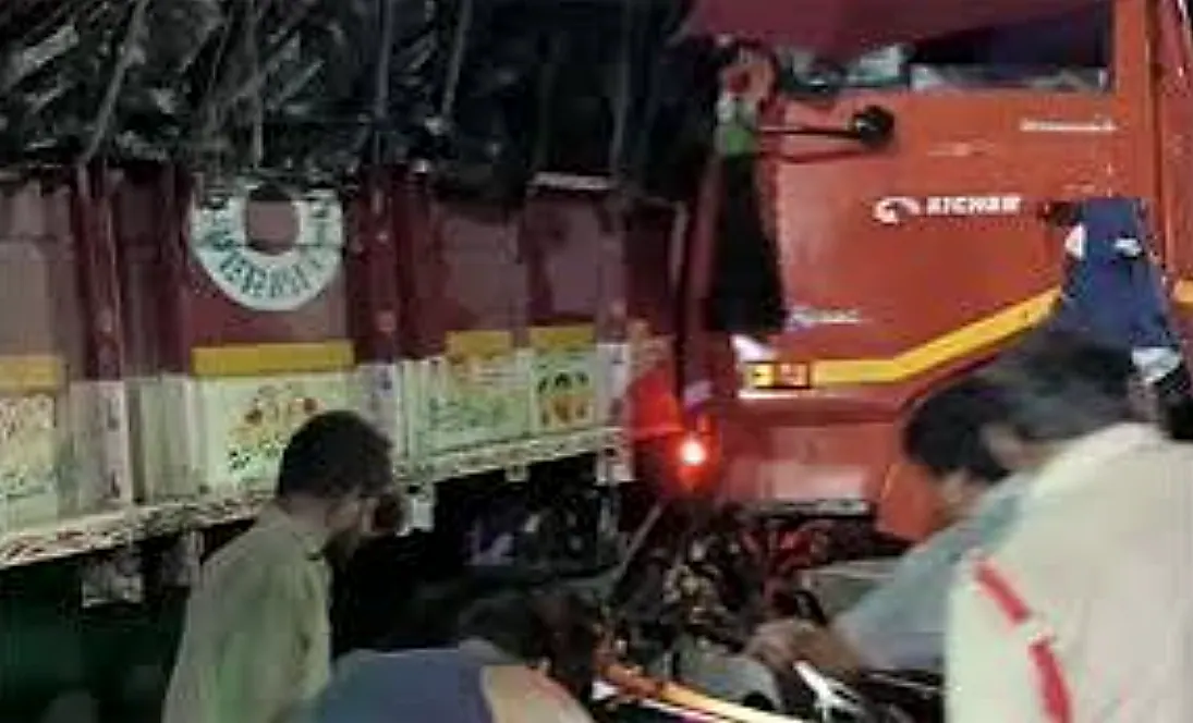 రామగుండం ఎన్టీపీసీ వద్ద ఘోర రోడ్డు ప్రమాదం… నిలిచిన లారీని ఢీకొట్టిన డీసీఎం, ఇద్దరు మృతి