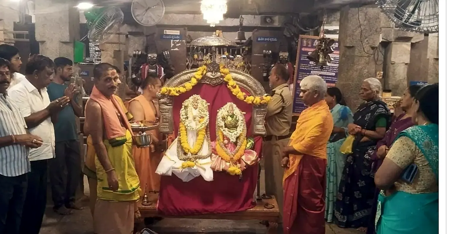 రాయచోటి వీరభద్రస్వామి ఆలయంలో పల్లకి సేవ ఘనంగా