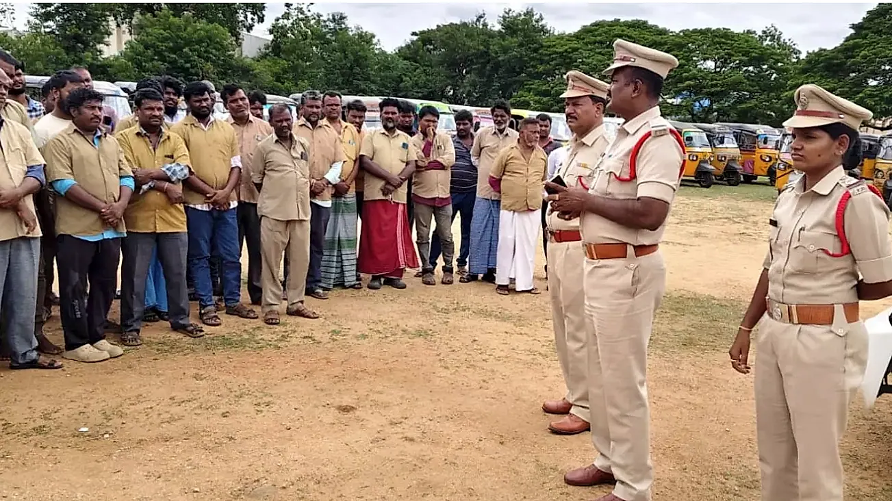 పుత్తూరు ఎస్‌ఆర్‌ఎస్ డిగ్రీ కళాశాలలో ఆటో డ్రైవర్లకు రోడ్డు భద్రతపై అవగాహన