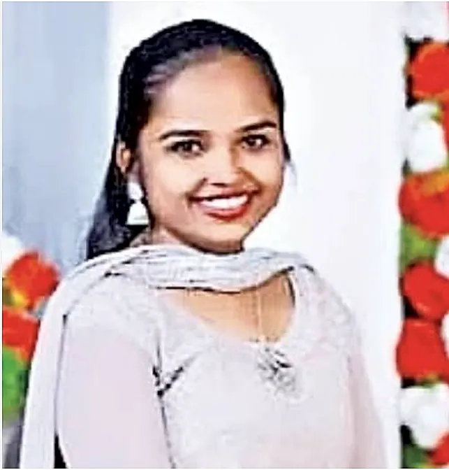 గూడ్స్ రైలు ఢీకొని అసిస్టెంట్ ప్రొఫెసర్ మృతి