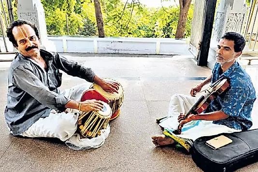 కచేరీకి వెళ్తూ సంగీత విద్వాంసుల దుర్మరణం