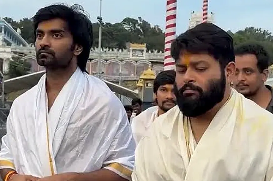 శ్రీవారిని దర్శించిన సినీ ప్రముఖులు సంగీత దర్శకుడు తమన్, తమిళ నటుడు అథర్వ మురళి