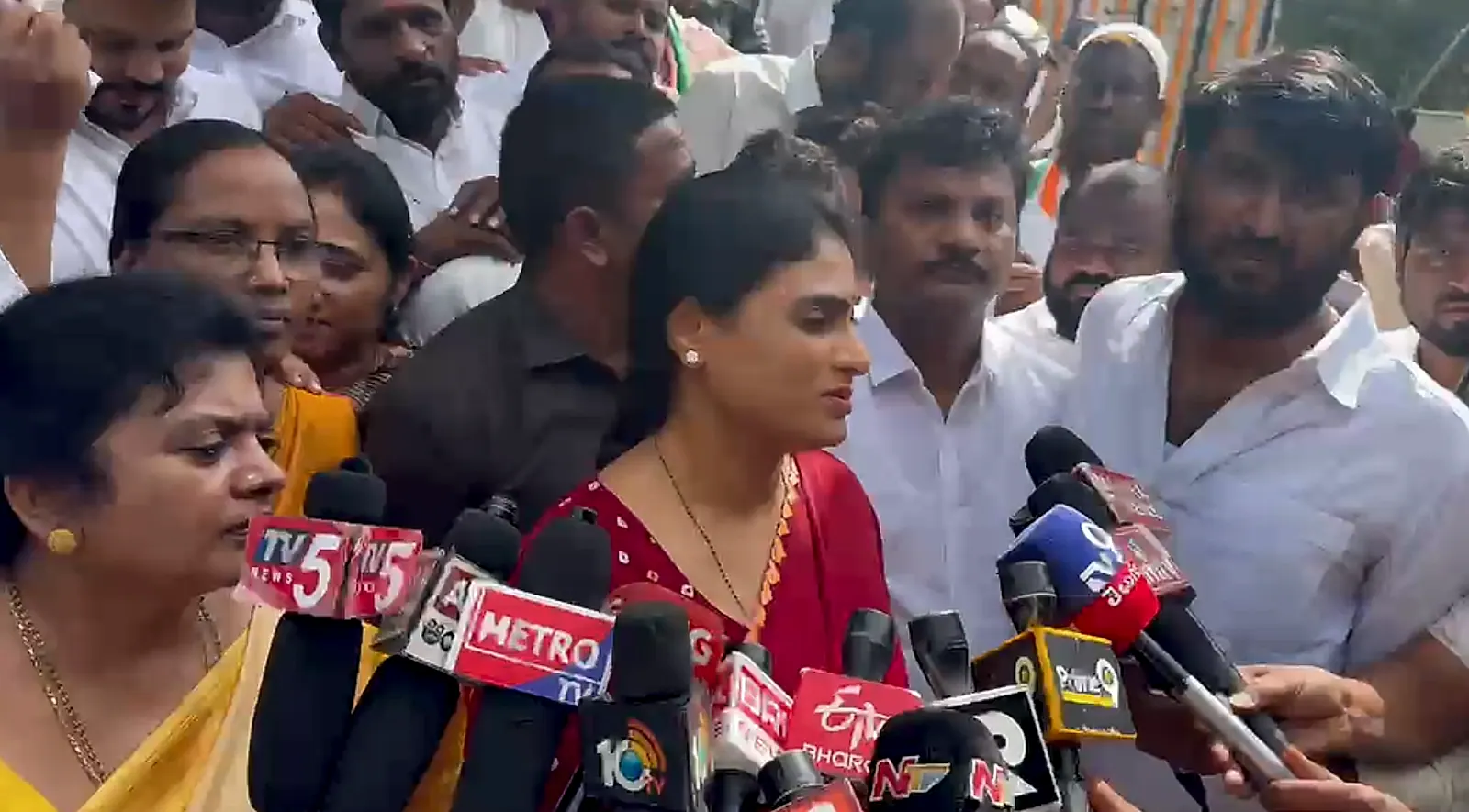 ఇడుపులపాయలో నివాళులర్పించిన పీసీసీ చీఫ్ వైఎస్ షర్మిలా