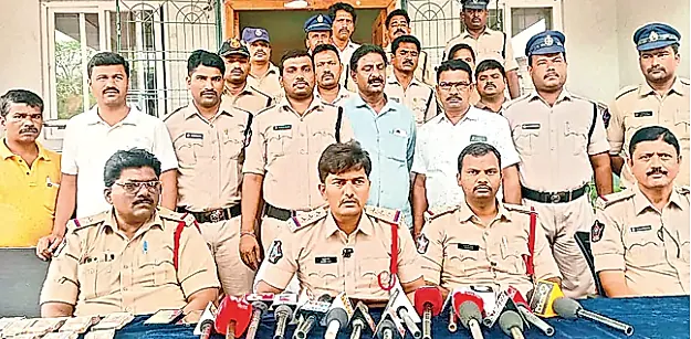 సీసీ కెమెరా క్లూస్తో ఆరుగురు దొంగలు పట్టుబడి