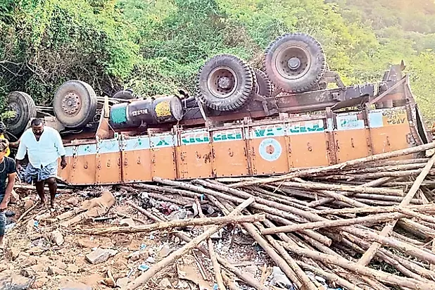 ఘాట్‌ రోడ్డులో ఘోరం: ఐచర్‌ వాహనం లోయలో పడి క్లీనర్‌ మృతి