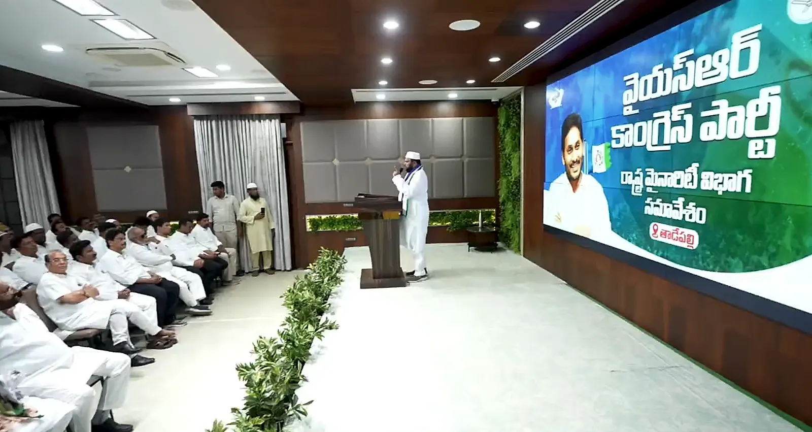 మోసపూరిత హామీలతో ప్రజలకు వెన్నుపోటు: చంద్రబాబు పై వైయస్ఆర్సీపీ మైనారిటీ నేతల ఆగ్రహం