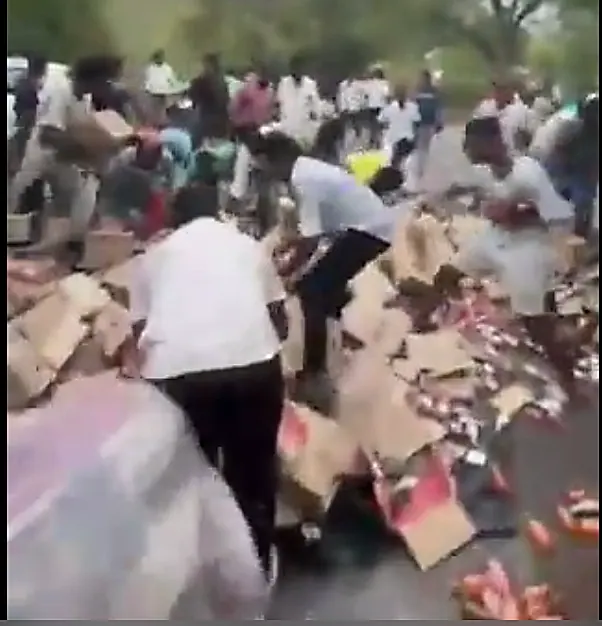 లిక్కర్ వ్యాన్ బోల్తా.. బాటిళ్ల కోసం ఎగబడిన జనం