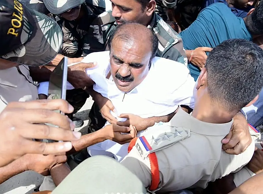 ముచ్చుకోట వద్ద పెద్దిరెడ్డి రామచంద్రారెడ్డి, అనంత వెంకటరామిరెడ్డి అరెస్ట్