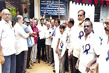 సీనియర్ జర్నలిస్టులకు పెన్షన్ అమలు చేయాలంటూ పాత్రికేయుల ధర్నా