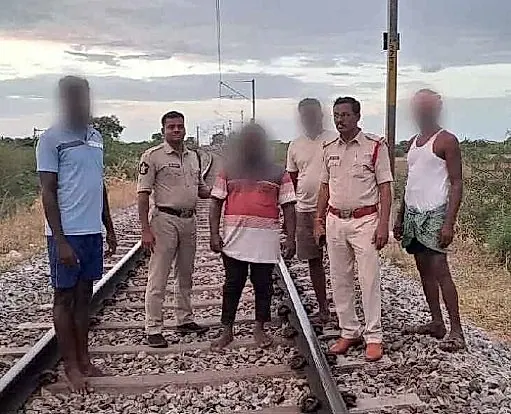 రైల్వే ట్రాక్పై ఆత్మహత్యయత్నం.. అప్రమత్తంగా స్పందించిన పోలీసులు