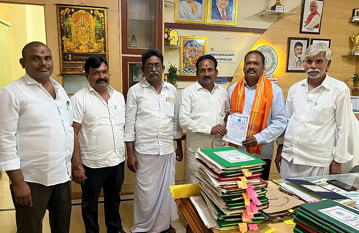 రామలింగ చౌడేశ్వరి అమ్మవారి పుట్టిన రోజు ఉత్సవాలకు మునిసిపల్ కమిషనర్‌కు ఆహ్వానం