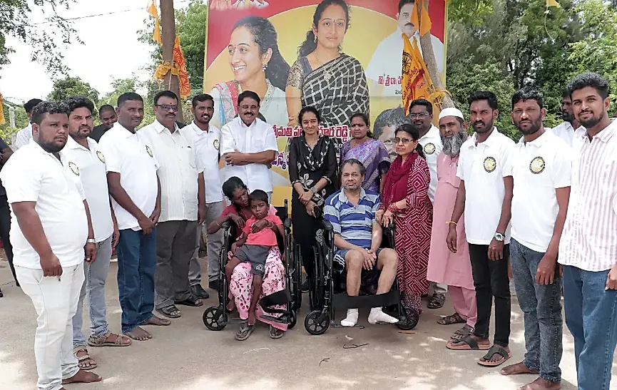 సమాజంలో సేవా భావం పెంపొందించుకోవాలి: పల్లె సింధూర రెడ్డి, పల్లె రఘునాథ్ రెడ్డి