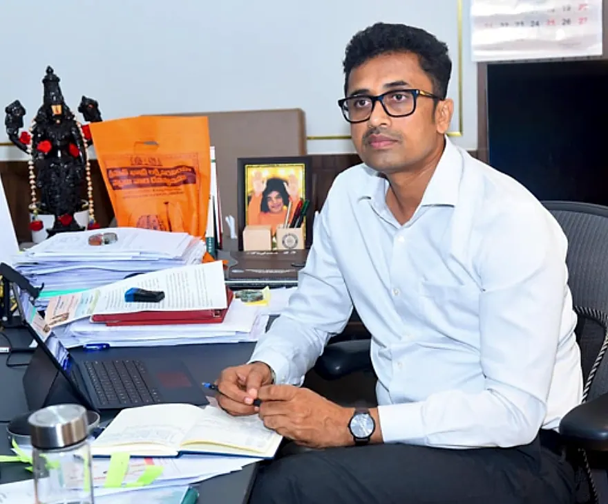 జిల్లాలో అభివృద్ధి, సంక్షేమ కార్యక్రమాల పురోగతిపై కలెక్టర్ సమీక్ష