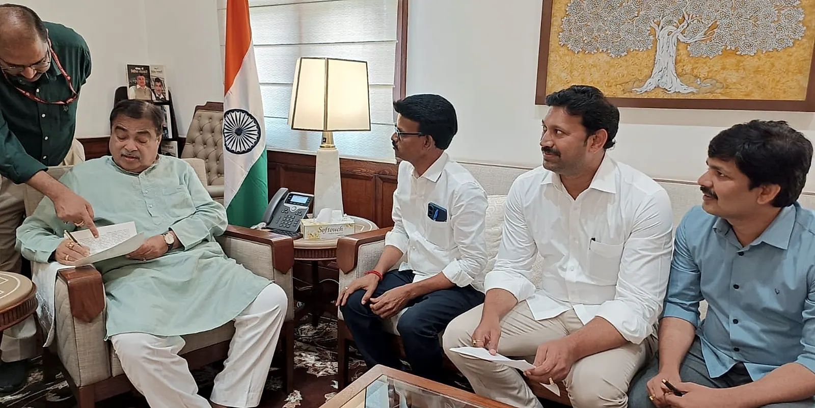 రహదారి అభివృద్ధికి కేంద్ర మంత్రిని కలిసిన ఎంపీ వైఎస్ అవినాష్ రెడ్ది