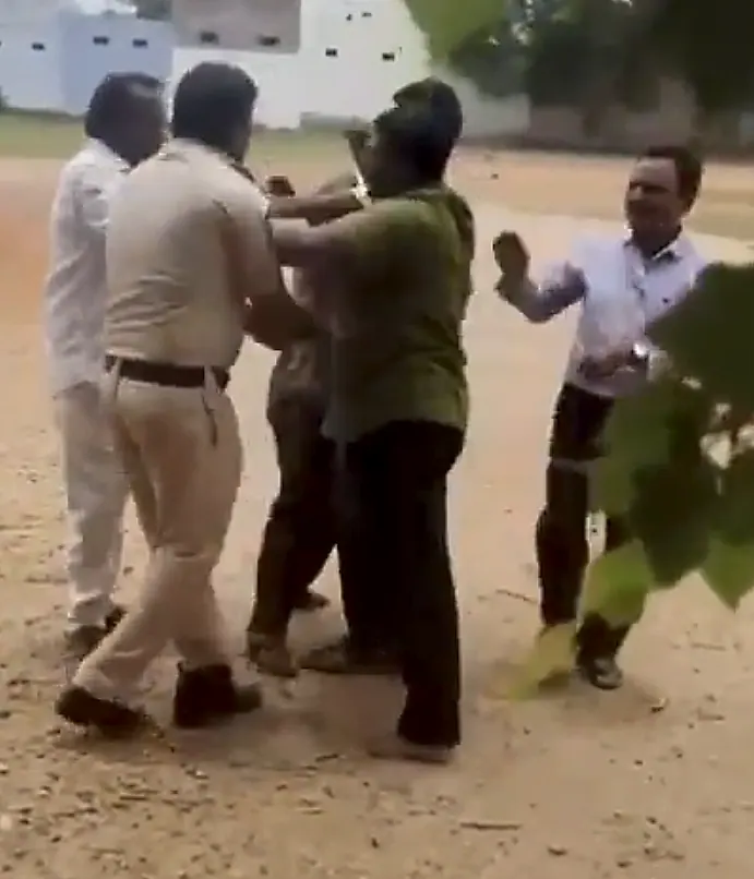 వెల్దుర్తిలో కానిస్టేబుల్పై దాడి కలకలం