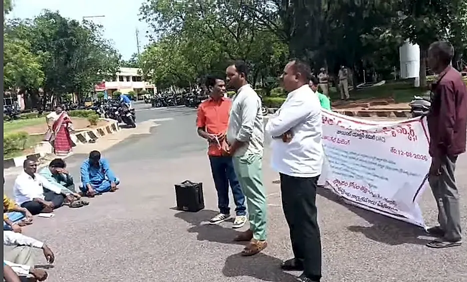 RTPPలో విద్యుత్ కాంట్రాక్ట్ కార్మికుల గేట్ మీటింగ్