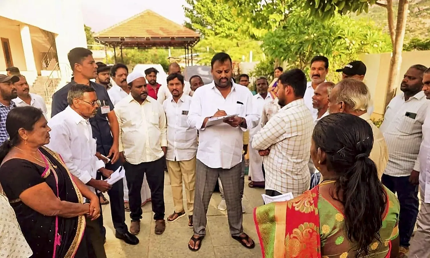 బోరెడ్డిగారిపల్లెలో మంత్రి మండిపల్లి రాంప్రసాద్ రెడ్డి ప్రజా దర్బార్