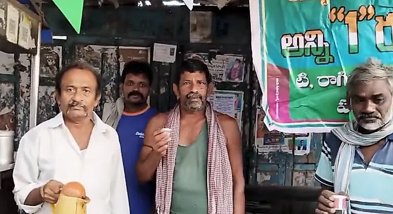 స్వాతంత్ర్య దినోత్సవం రోజున రూపాయికే టీ, కాఫీ… వ్యాపారి సేవ ప్రశంసనీయం