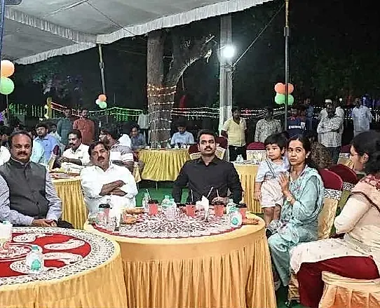 కలెక్టర్‌ బంగ్లాలో ఎట్‌ హోమ్‌ వేడుకలు