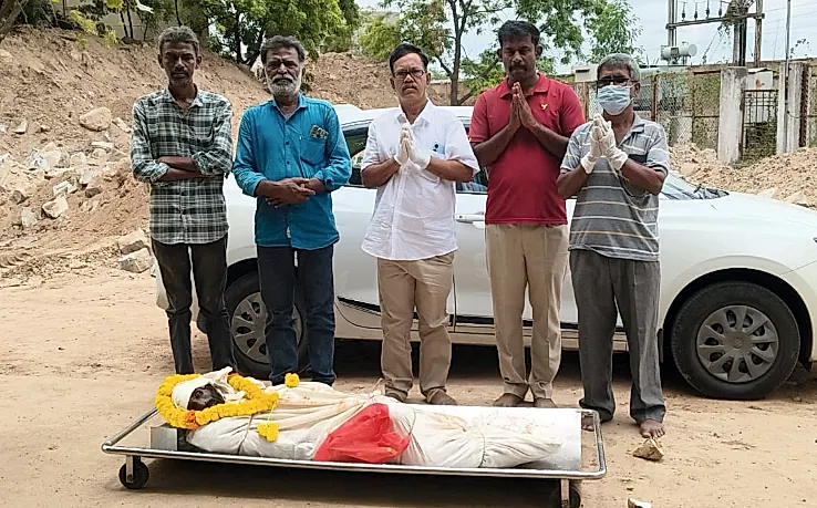 గుర్తుతెలియని వ్యక్తికి ‘మే ఐ హెల్ప్ యు’ ఫౌండేషన్ అంత్యక్రియలు