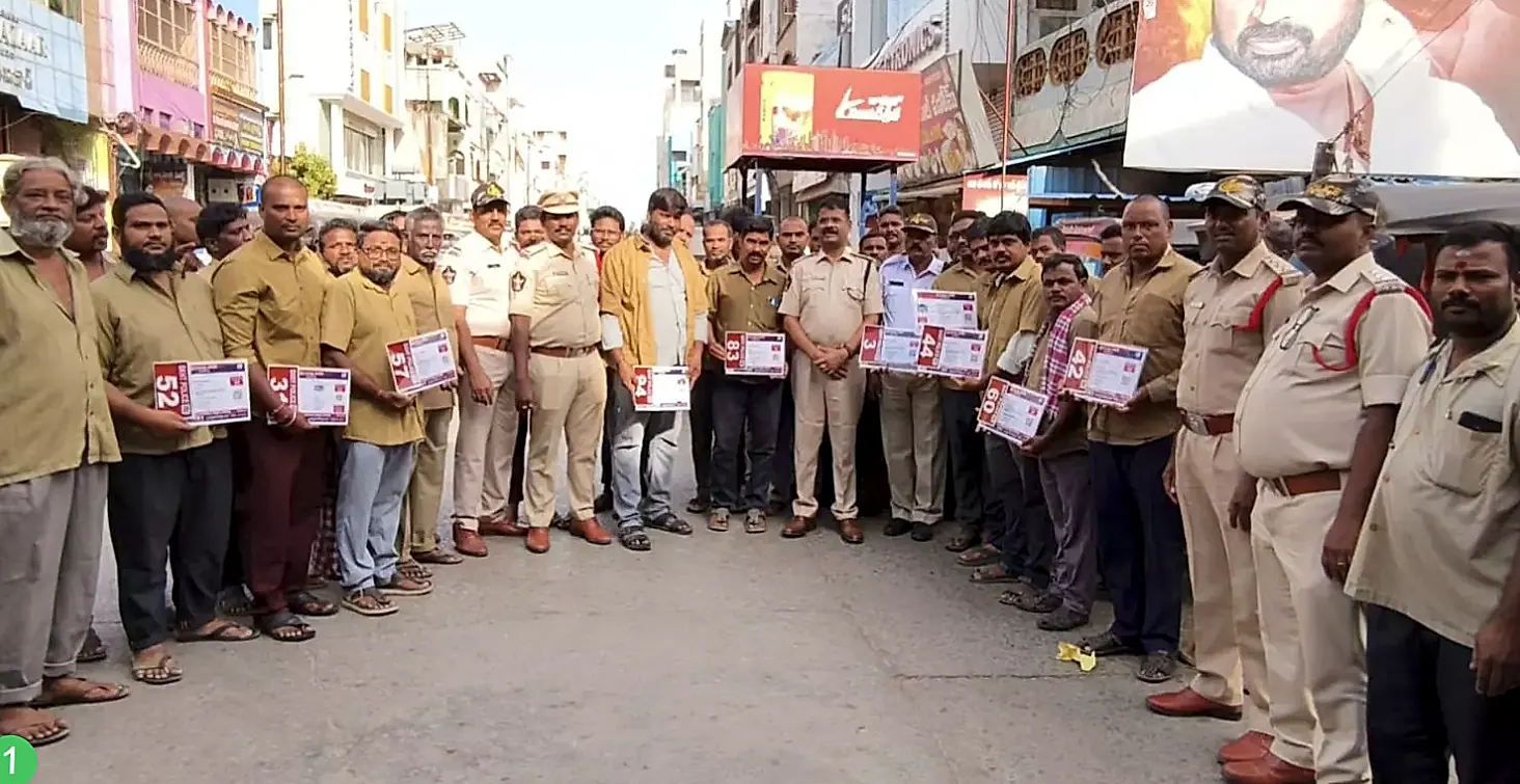 శ్రీకాళహస్తిలో ఆటో డ్రైవర్లకు స్కానర్ గుర్తింపు కార్డులు