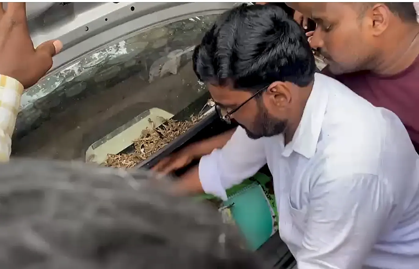 అద్దంకి సమీపంలో పోలీసుల కారు ప్రమాదం, గంజాయి అనుమానంతో ఉద్రిక్తత