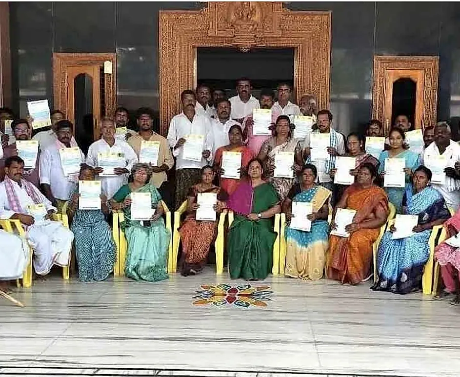 రాప్తాడులో సీఎంఆర్ఎఫ్ చెక్కుల పంపిణీ
