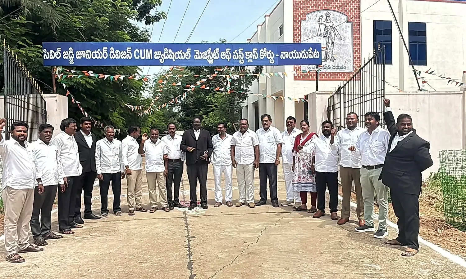 నాయుడుపేట జూనియర్ సివిల్ కోర్టు వద్ద న్యాయవాదుల నిరసన