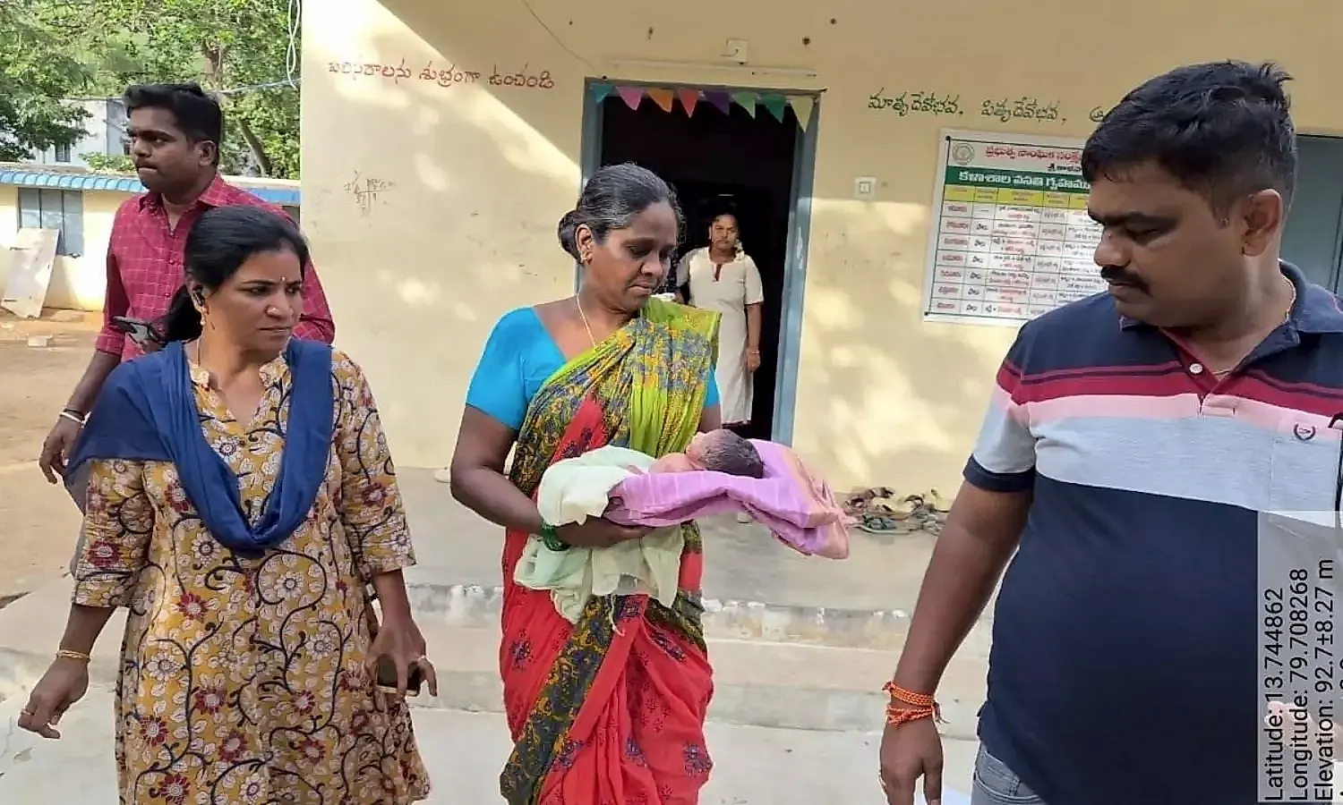 శ్రీకాళహస్తి మహిళా హాస్టల్ వద్ద వదిలేసిన శిశువుకు పోలీసుల రక్షణ