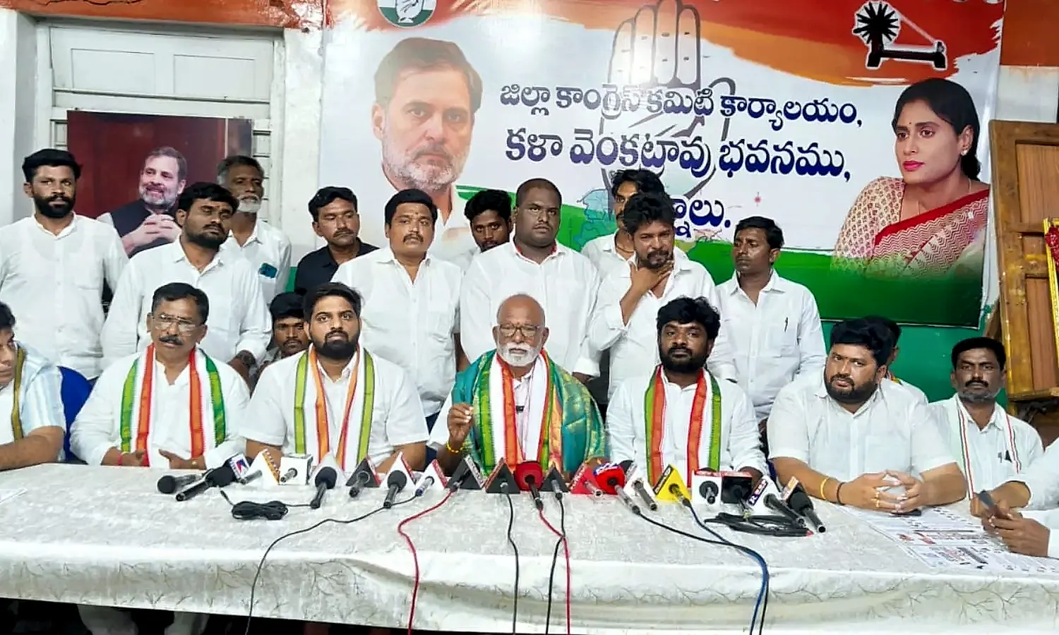 పరీక్షల లీకేజీలను అడ్డుకోవడానికి విద్యార్థులు, యువత ఏకమై పోరాడాలి: రఘువీరారెడ్డి