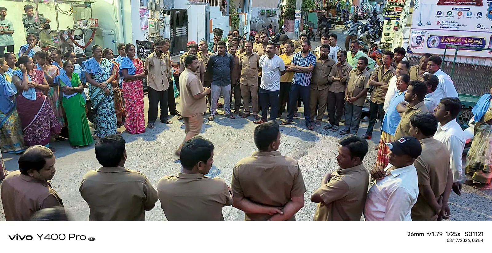 మున్సిపల్ కార్మికుల సమస్యలు పరిష్కరించాలంటూ మౌనహారం, నిరసన
