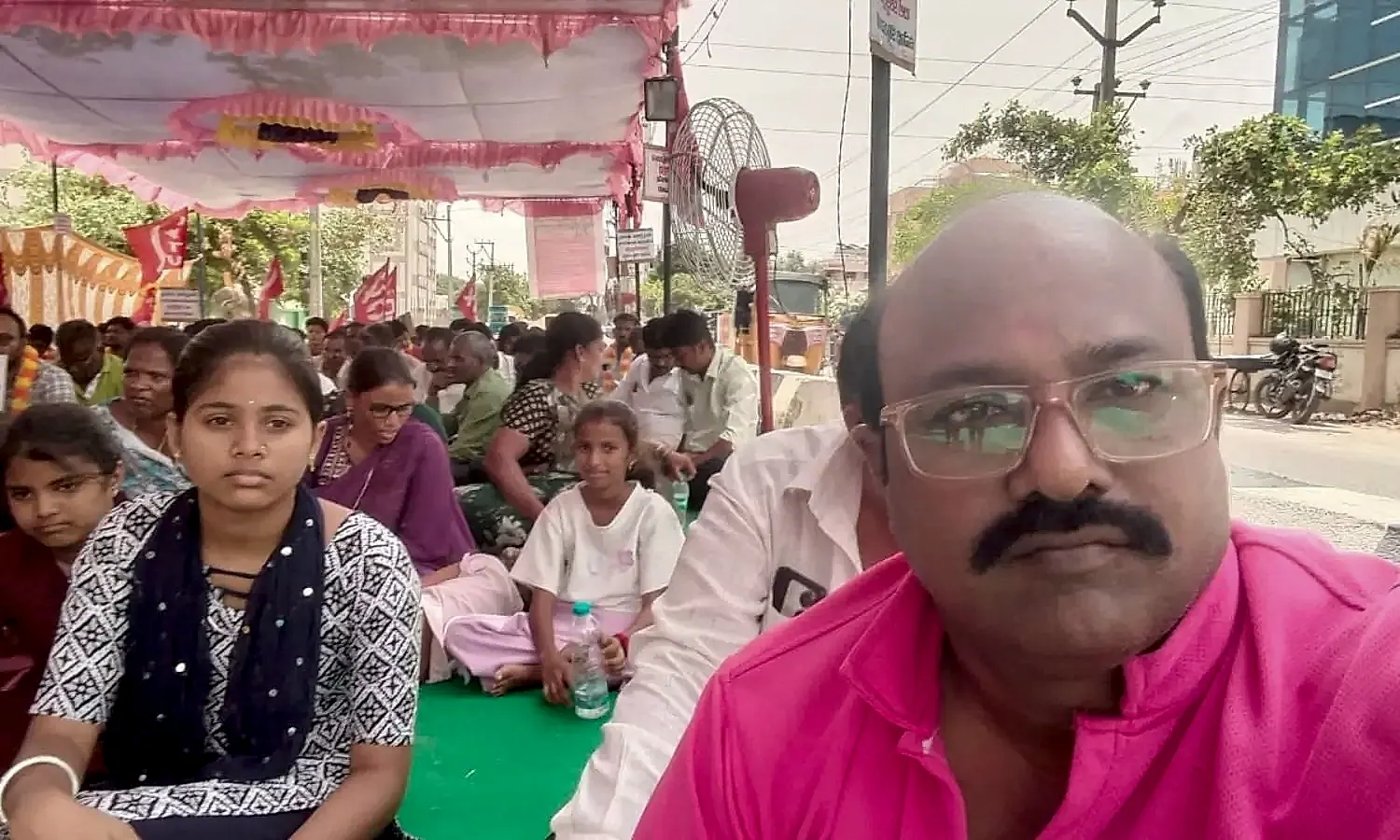తిరుపతి APSPDCL సీఎండీ కార్యాలయం ఎదుట బిల్ కలెక్టర్ల 48 గంటల నిరాహార దీక్ష