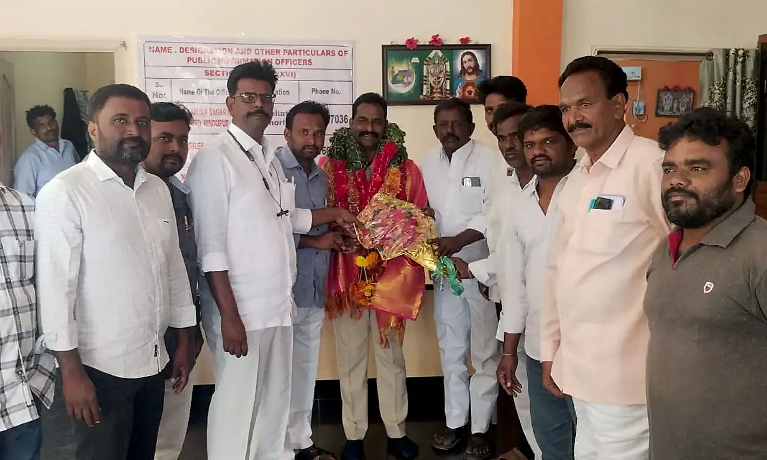 ఉత్తమ సేవా అవార్డు అందుకున్న వరప్రసాద్కు వాల్మీకి సంఘం ఘన సన్మానం