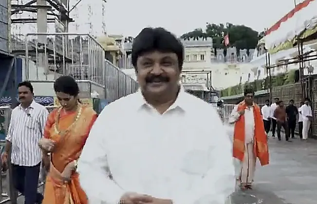 వీఐపీ విరామంలో శ్రీవారి దర్శనం చేసిన ప్రముఖులు
