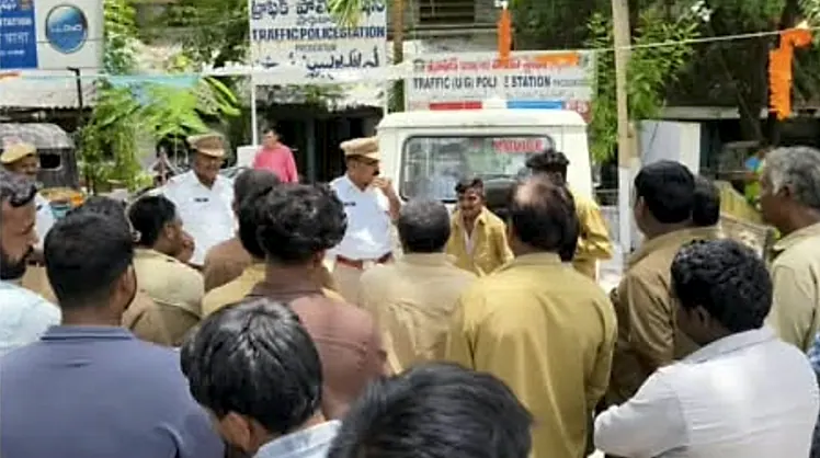 రద్దీ ప్రాంతాల్లో ఆటోల నిలిపివేతపై పోలీస్ హెచ్చరికలు