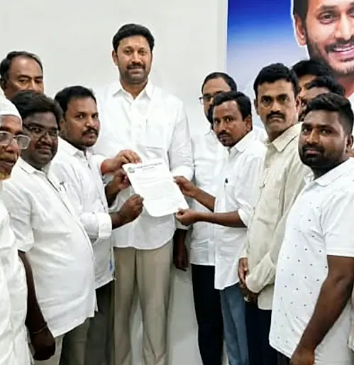 నూతన అంబేద్కర్ భవనం నిర్మించాలి: ఎంపీ అవినాష్కు వినతి