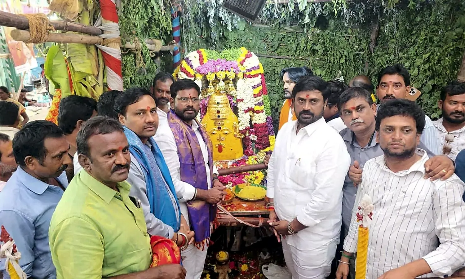 శ్రీశ్రీశ్రీ గంగమ్మ తల్లి జాతరలో బీజేపీ నేత కోలా ఆనంద్ పాల్గొనడం
