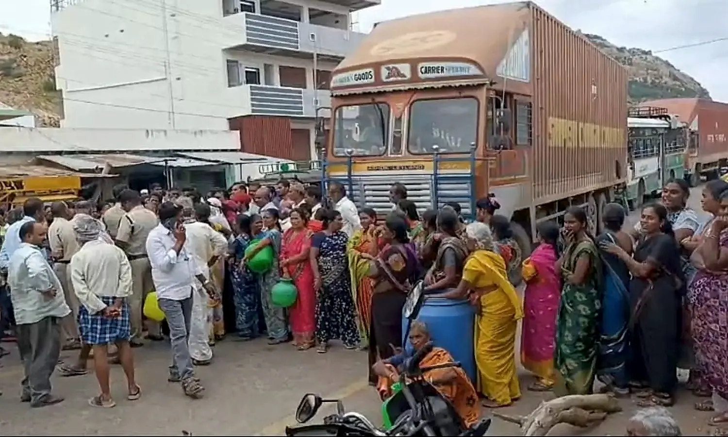 మంచినీటి సమస్యతో విసిగిపోయిన కాలనీవాసులు రాస్తారోకో