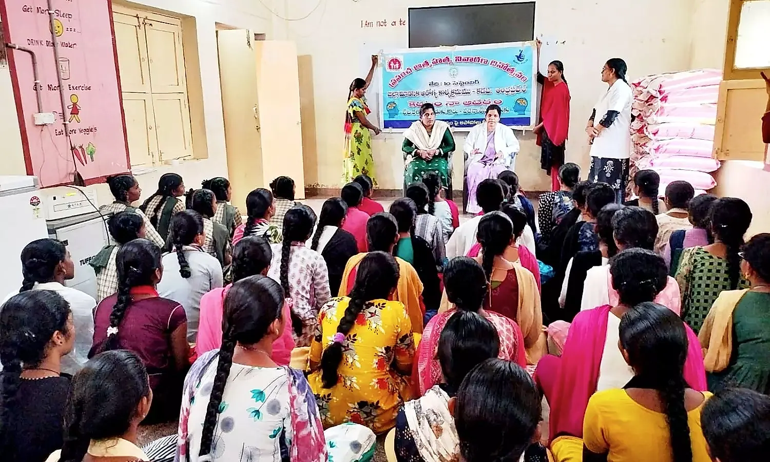 దువ్వూరు KGBVలో విద్యార్థినులకు మానసిక ఆరోగ్యంపై అవగాహన