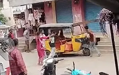 శ్రీకాళహస్తి ఎన్టీఆర్ నగర్లో మైనర్ల హల్చల్… మద్యం మత్తులో ఆటోపై దాడి