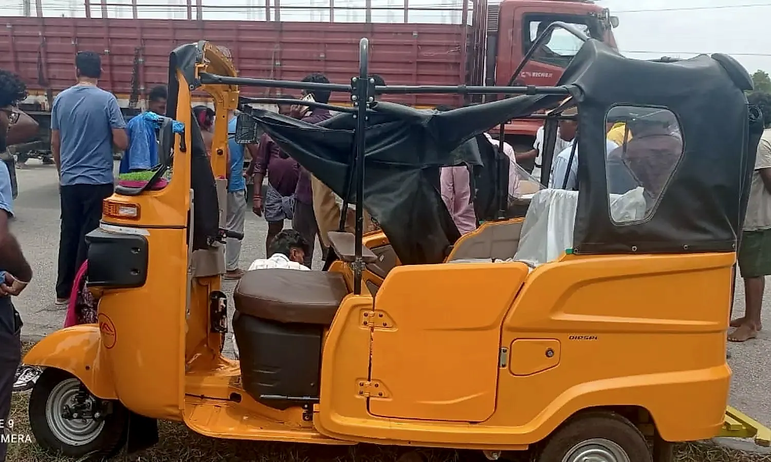రేణిగుంట వద్ద ఘోర రోడ్డు ప్రమాదం… ఆటోలో ప్రయాణిస్తున్న కుటుంబానికి తీవ్ర గాయాలు
