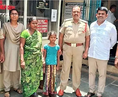 రెండు గంటల్లో తప్పిపోయిన బాలికను గుర్తించి తల్లికి అప్పగించిన పోలీసులు
