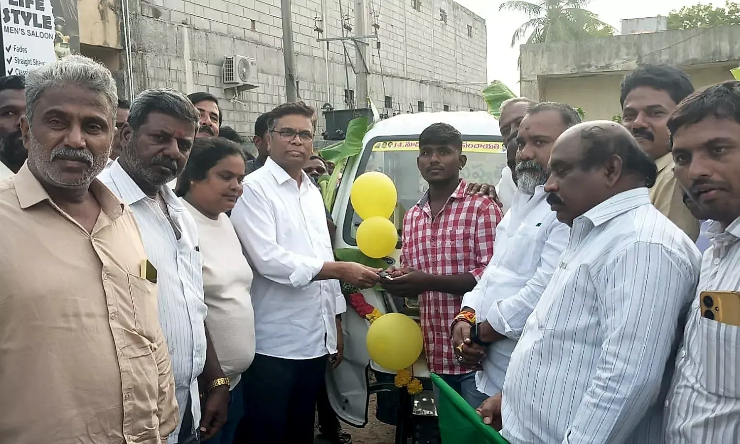 పరిసర పరిశుభ్రతతో స్వర్ణాంధ్ర లక్ష్యం – పూతలపట్టులో ఈ ఆటో పంపిణీ