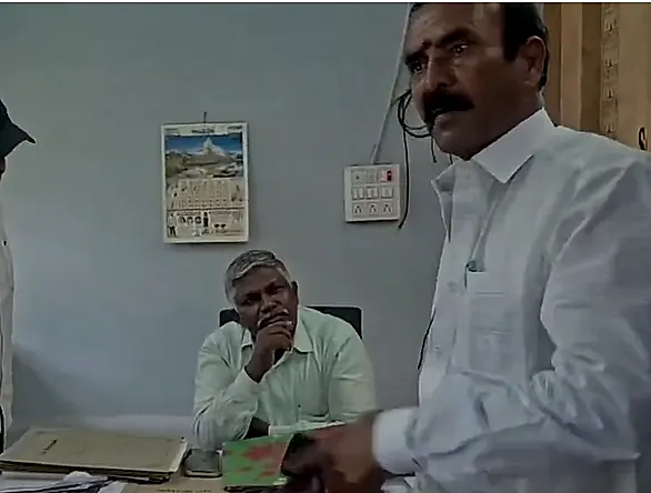 కర్నూలు MRO కార్యాలయంలో TDP నేత హంగామా