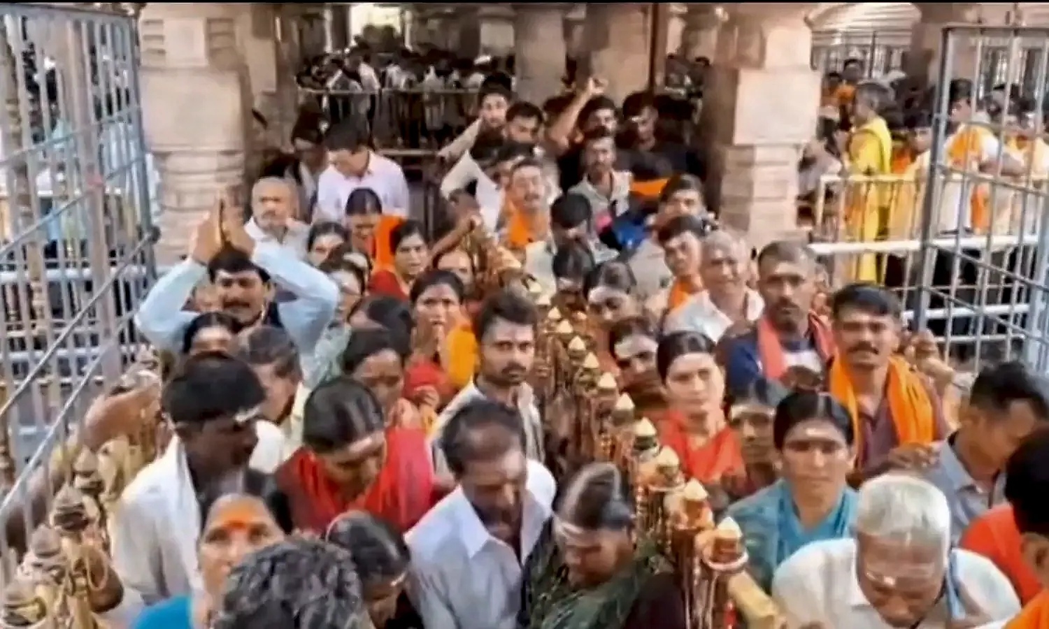 శ్రావణ సోమవారం సందడి