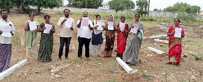 ధర్మవరంలో భూ వివాదం: బాధితుల కన్నీటి వేడుకోలు