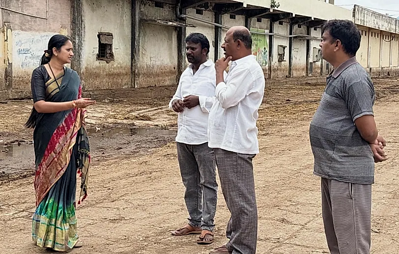 మార్కెట్‌యార్డ్‌లో పైపుల నష్టం నివారణకు కాంక్రీట్‌ పనులు